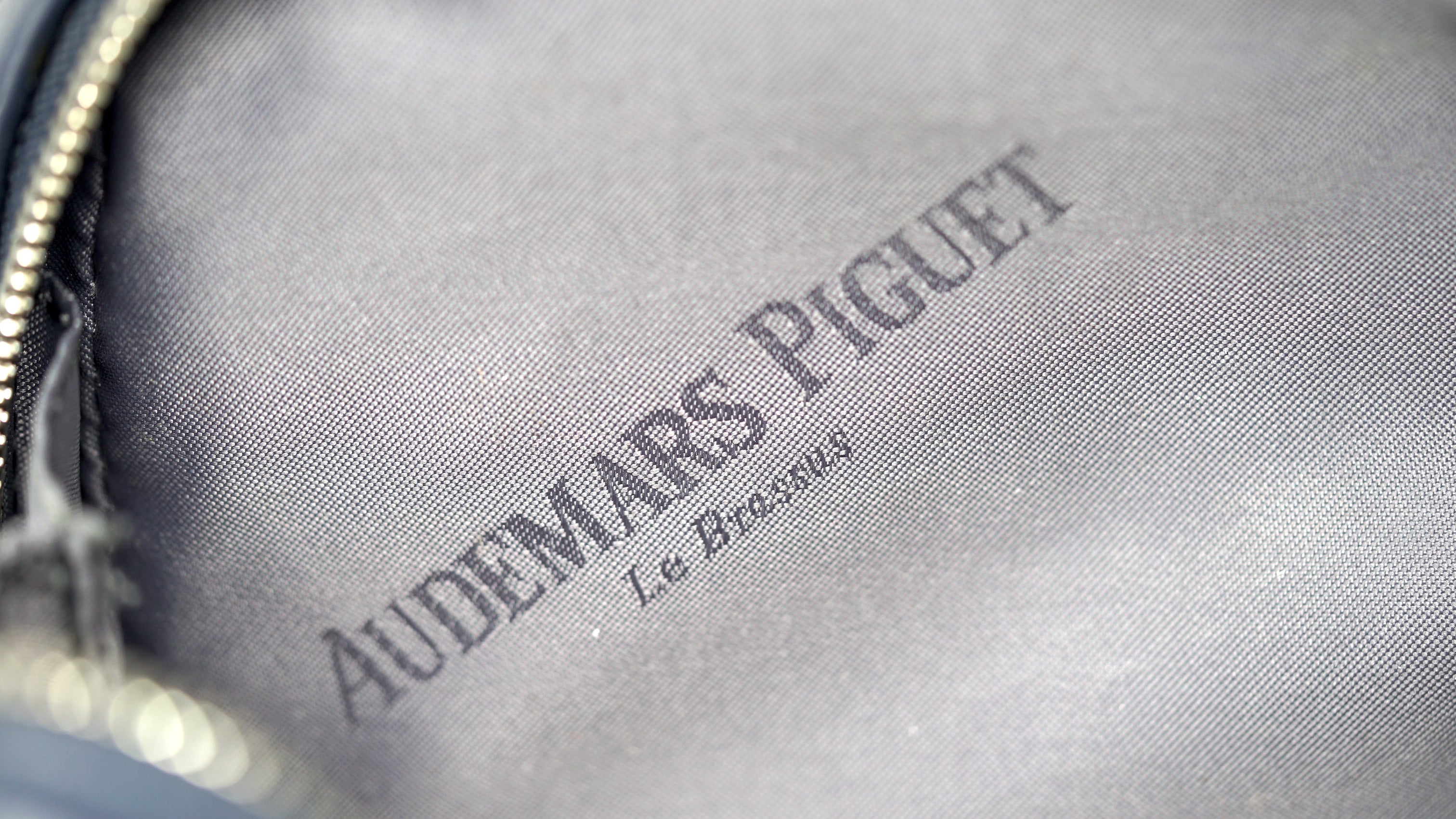 TIME TRADERS | Audemars Piguet Blue Leather Watch Bag – Time