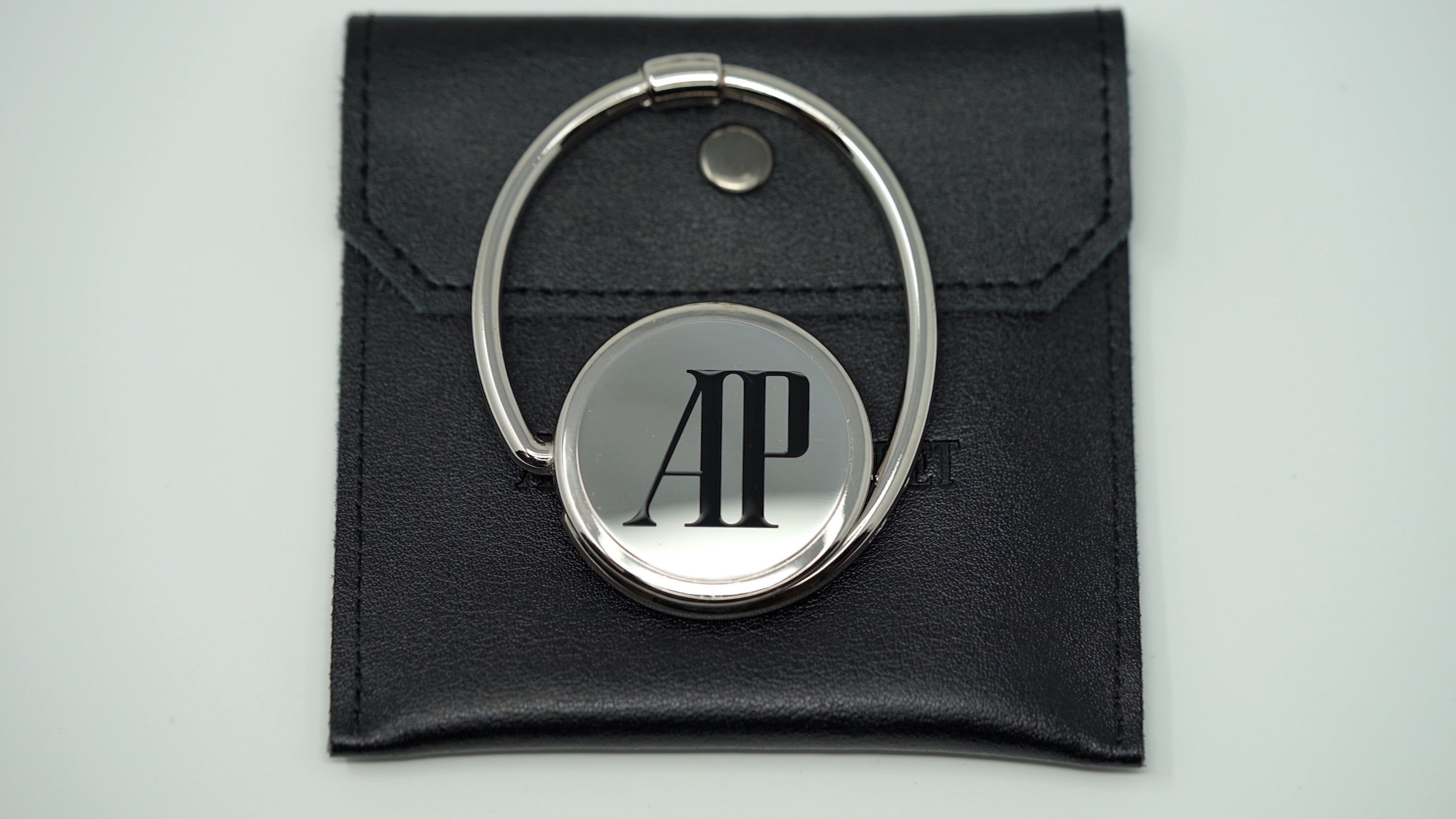 Audemars Piguet 八角形キーホルダー Authentic Audemars Piguet Luxury Accessories | TIME TRADERS